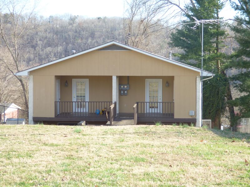 521 Sewanee St, Harriman, TN 37748