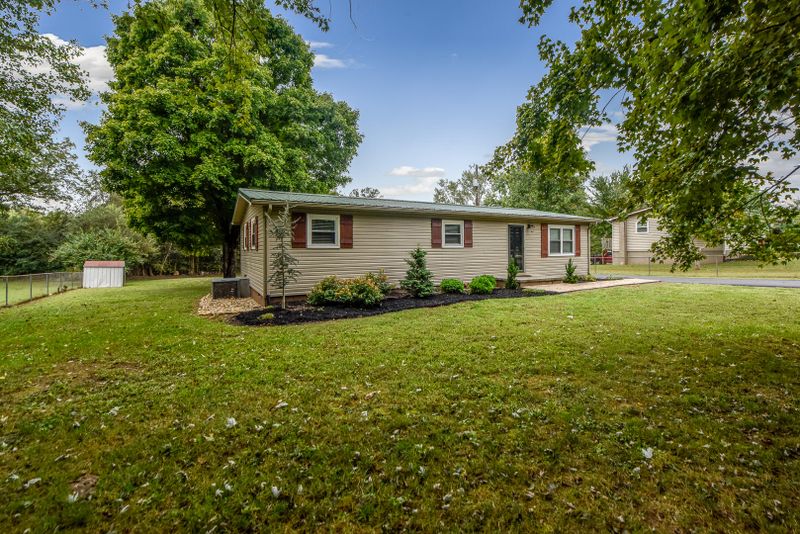 5213 Alcove Blvd, Greenback, TN 37742
