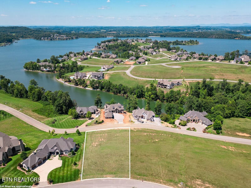 522 Commodore Dr, Lenoir City, TN 37772