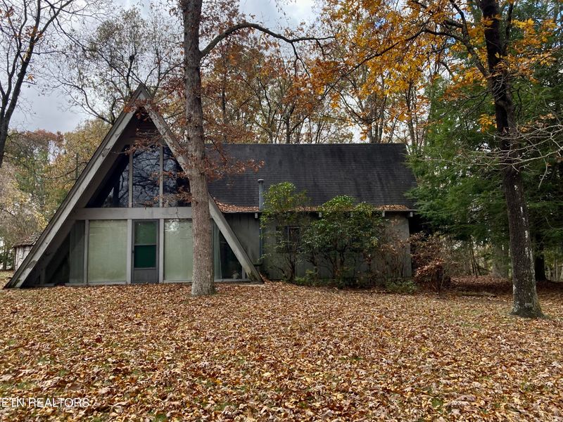 522 Running Deer Dr, Crab Orchard, TN 37723