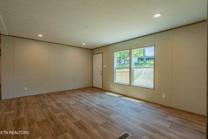 523 Smokey Dr, Loudon, TN 37774
