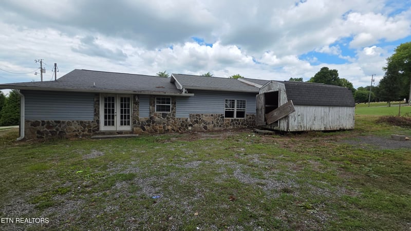 523 Sunset Dr, Madisonville, TN 37354