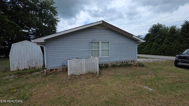 523 Sunset Dr, Madisonville, TN 37354