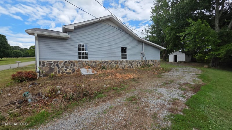 523 Sunset Dr, Madisonville, TN 37354