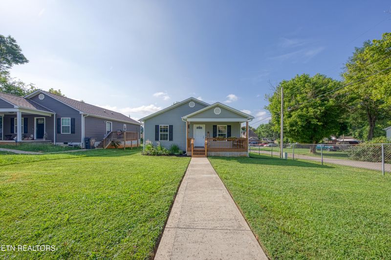 524 NE Midlake Dr, Knoxville, TN 37918