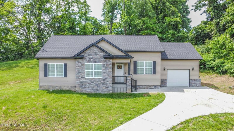 524 Westbury Dr, Clinton, TN 37716