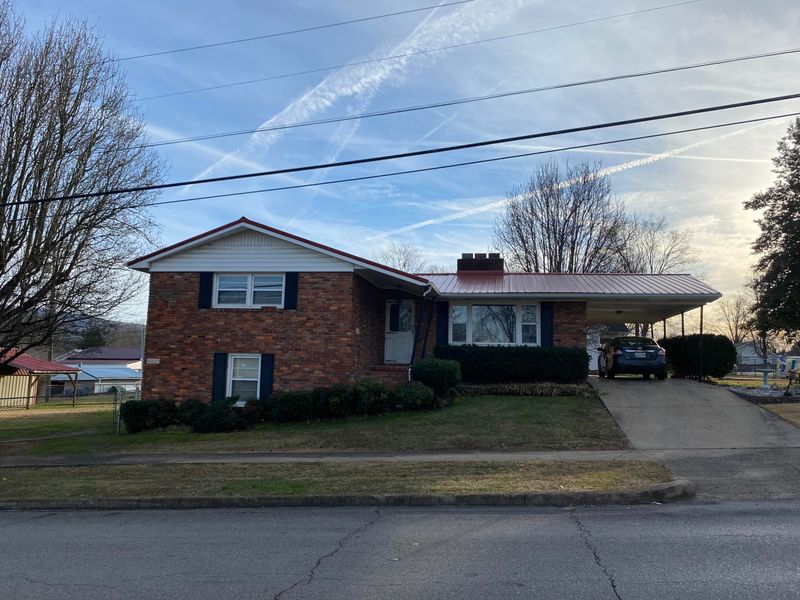 525 8th St, Etowah, TN 37331