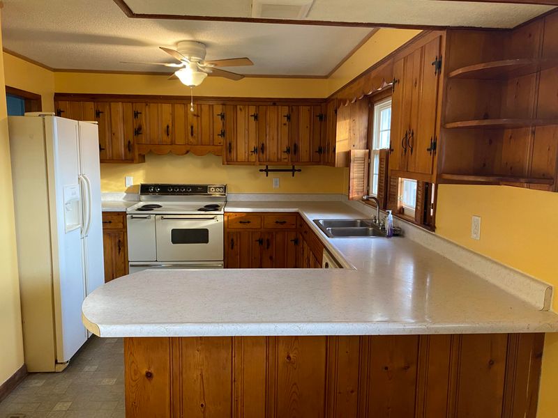 525 8th St, Etowah, TN 37331