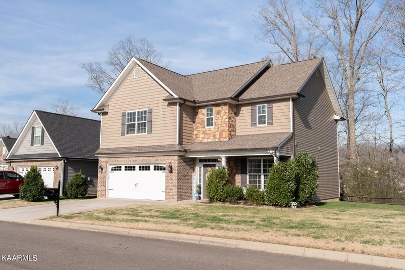 525 Greystoke Ln, Knoxville, TN 37912