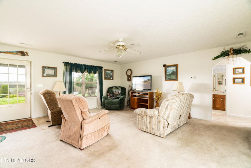 525 Southview Cir, Kodak, TN 37764