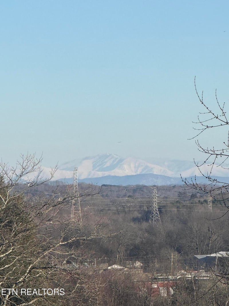 525 W 2nd Ave, Lenoir City, TN 37771