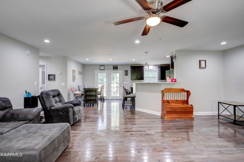 525 Westbury Dr, Clinton, TN 37716
