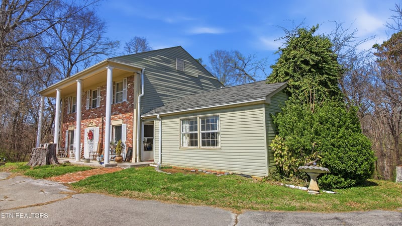 526 S Carter School Rd, Strawberry Plains, TN 37871