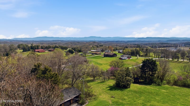 526 S Carter School Rd, Strawberry Plains, TN 37871