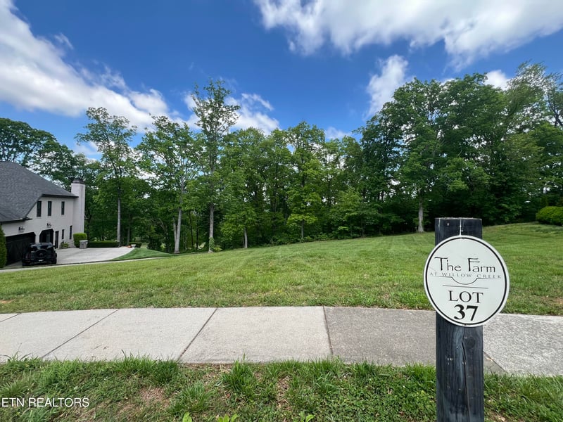 526 Stone Villa Ln, Knoxville, TN 37934