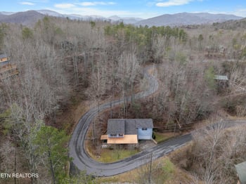 527 Hawks Tr, Gatlinburg, TN 37738