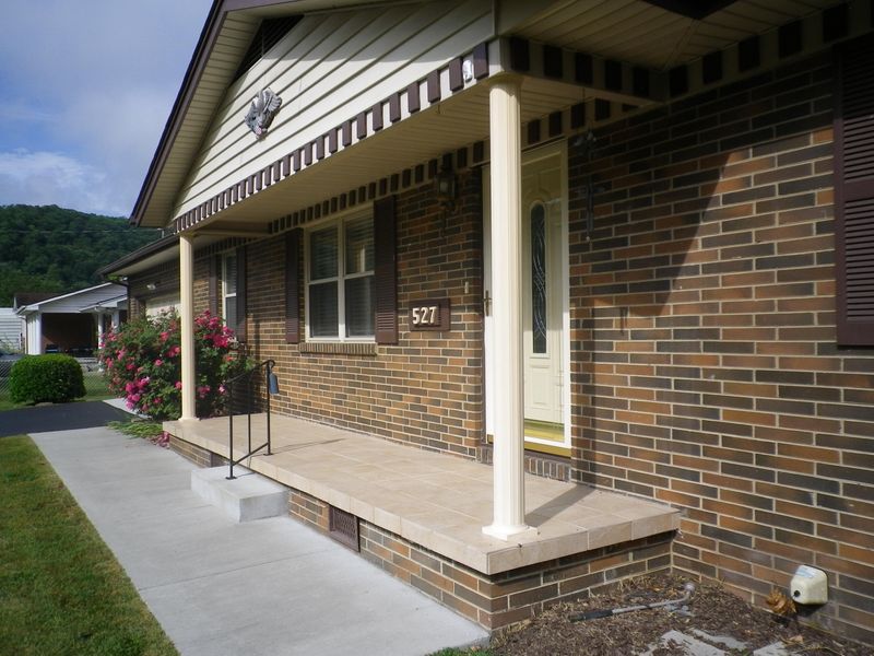 527 Riverside Dr, Clinton, TN 37716