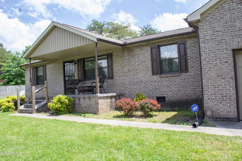 527 Stowers Dr, Corryton, TN 37721