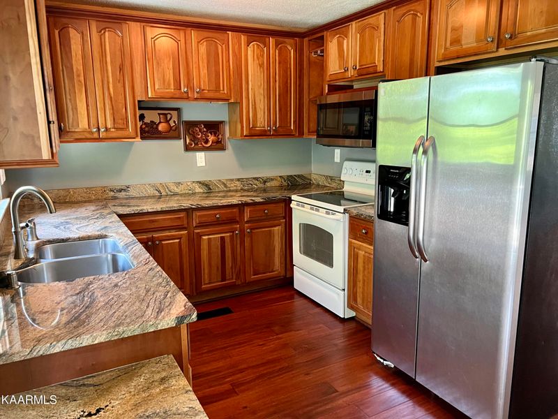 528 River Bend Dr, Loudon, TN 37774