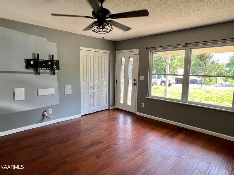528 River Bend Dr, Loudon, TN 37774