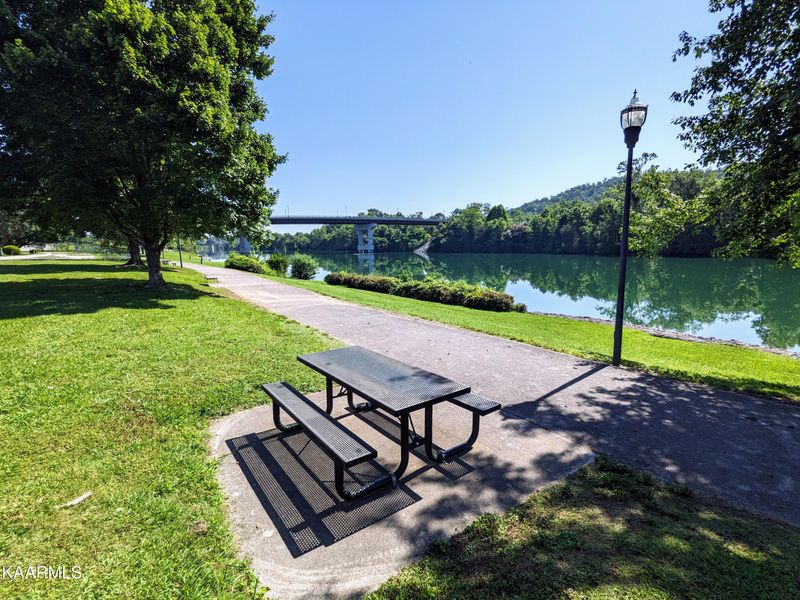 529 Riverside Dr, Clinton, TN 37716
