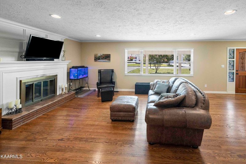 529 Riverside Dr, Clinton, TN 37716