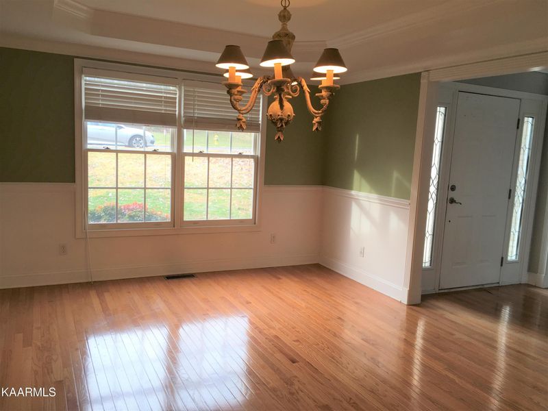 53 Riverside Dr, Oak Ridge, TN 37830