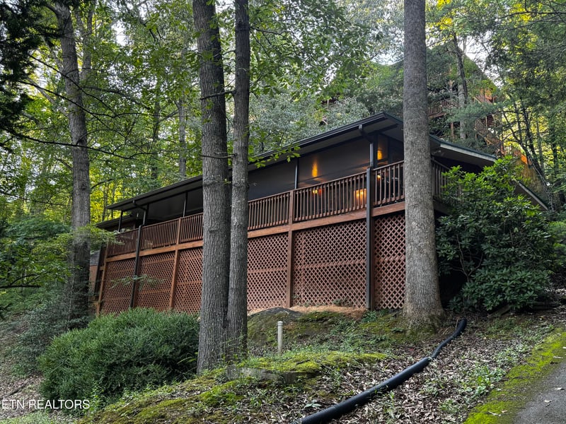 530 Parton Dr, Gatlinburg, TN 37738