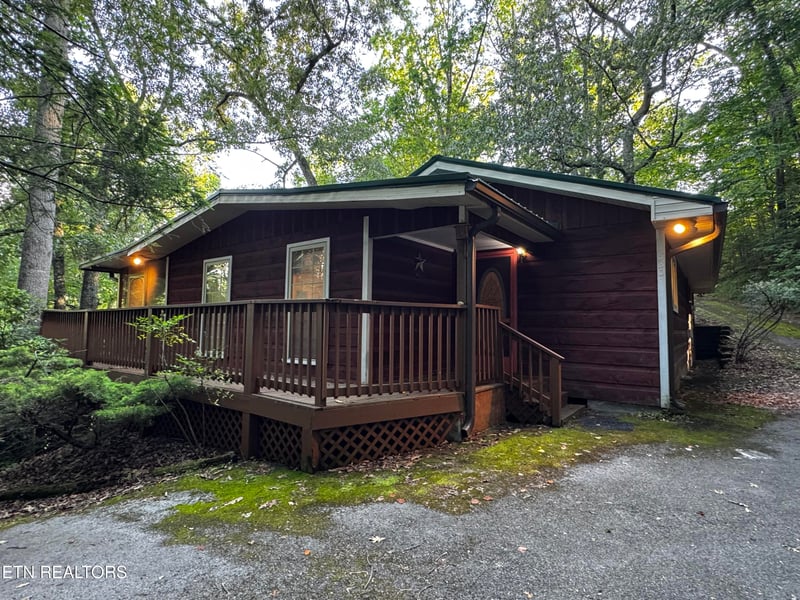 530 Parton Dr, Gatlinburg, TN 37738