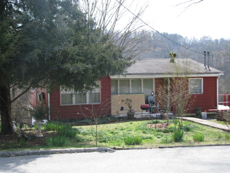 530 Sewanee St, Harriman, TN 37748