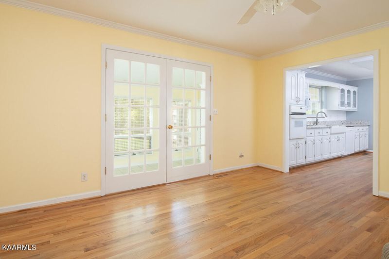 531 Riverside Dr, Clinton, TN 37716