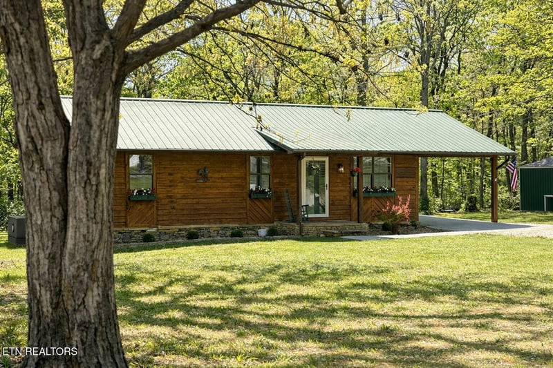 533 Robbins Rd, Crossville, TN 38572