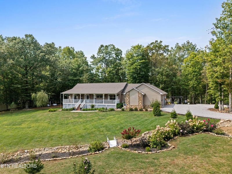 533 T Road Rd, Monterey, TN 38574