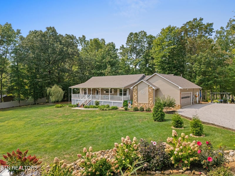 533 T Road Rd, Monterey, TN 38574