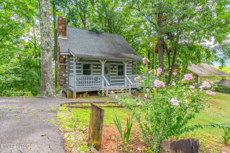 536 Deer Path Ln, Gatlinburg, TN 37738