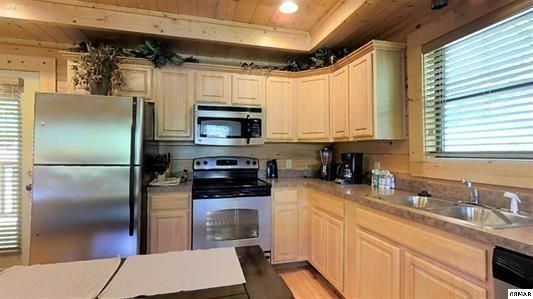 543 Royal Coachman Dr, Pigeon Forge, TN 37863