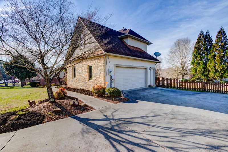 5437 Haskin Knoll Ln, Knoxville, TN 37918