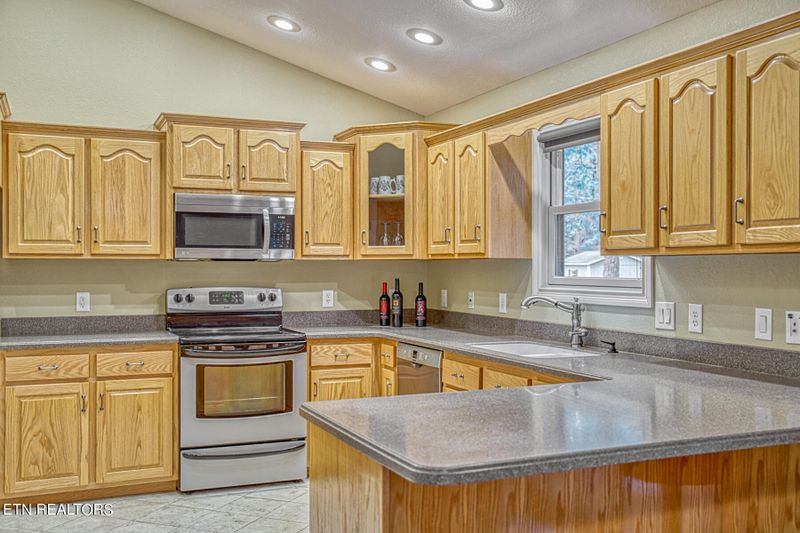 544 Snead Dr, Crossville, TN 38558