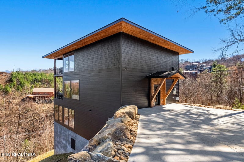 545 Edgewood Dr, Gatlinburg, TN 37738