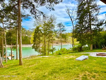 546 Shawnee Dr, Jacksboro, TN 37757
