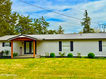 546 Shawnee Dr, Jacksboro, TN 37757