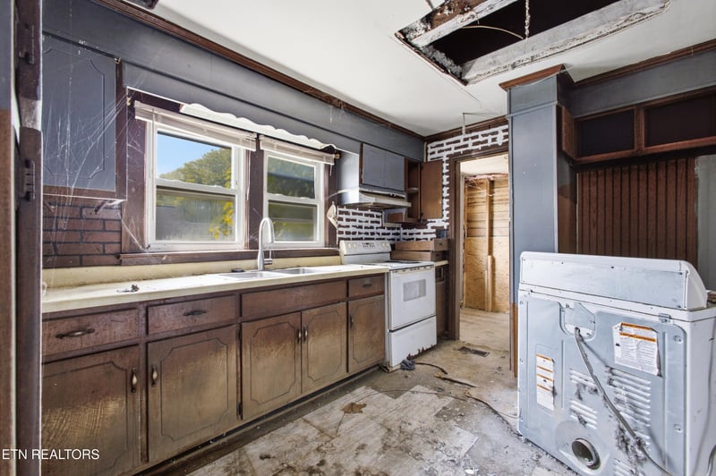 547 Henderson St, Harriman, TN 37748