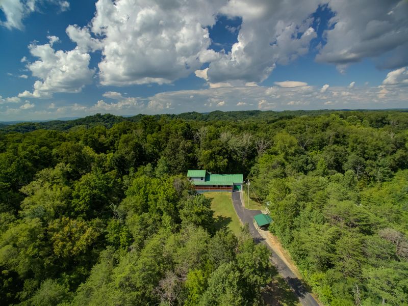 549 Wichert Ln, Sevierville, TN 37876