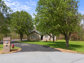 55 Rocky Ln, Crossville, TN 38571