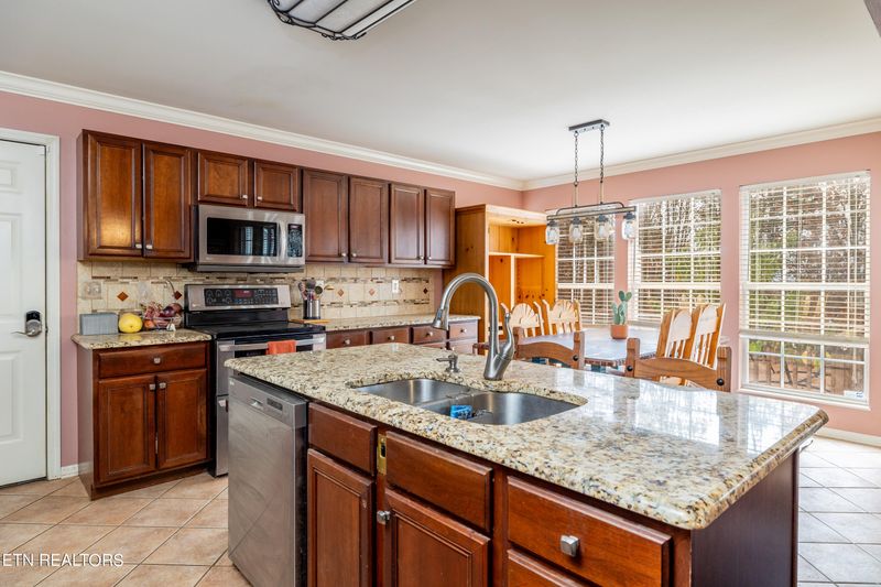 5500 Summitridge Ln, Knoxville, TN 37921