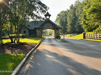 551 Firefly Dr, Loudon, TN 37774