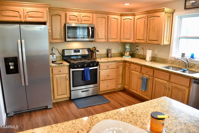 5516 Henry Town Rd, Sevierville, TN 37876