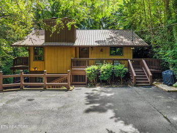 552 Galloway Ln, Gatlinburg, TN 37738