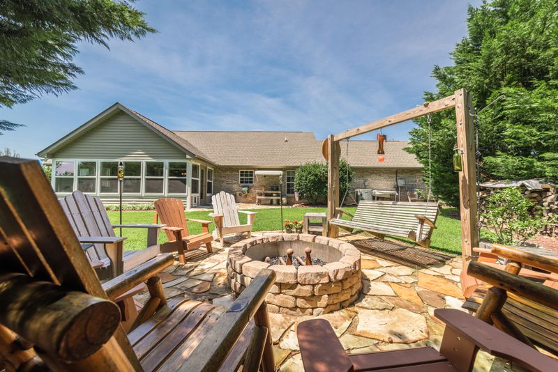 5522 J Riley W Rd, Greenback, TN 37742