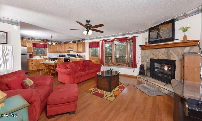 553 Esslinger Dr, Gatlinburg, TN 37738